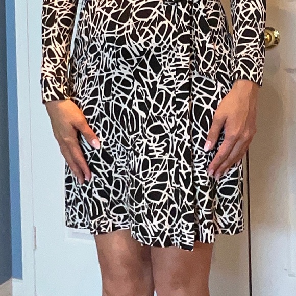 Diane Von Furstenburg Wrap Dress- Abstract Black and White Pattern - Picture 2 of 3